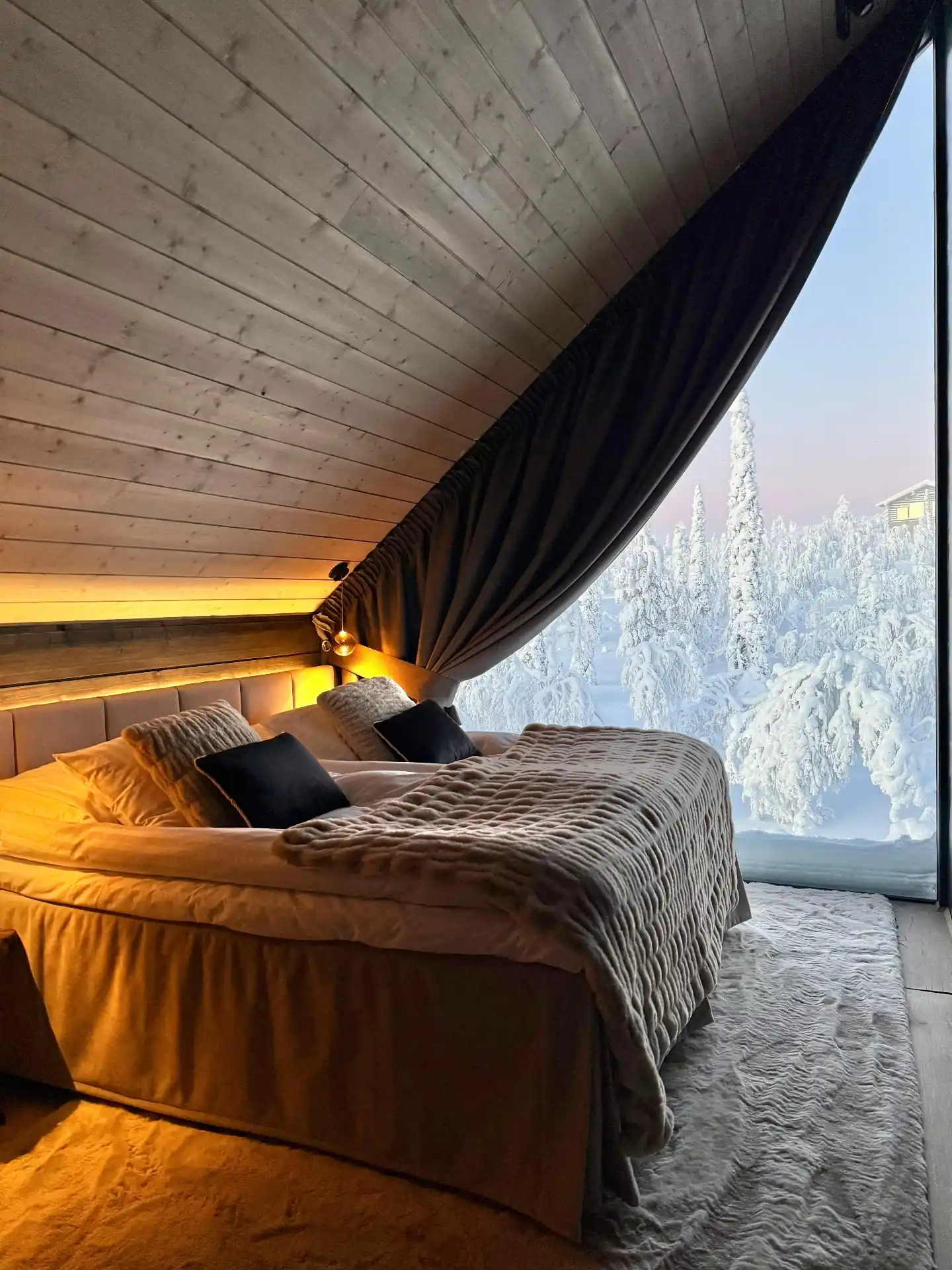 Grand Panoramic & SPA bedroom and sleeping layout at Aura Arctic Chalets, Saariselkä